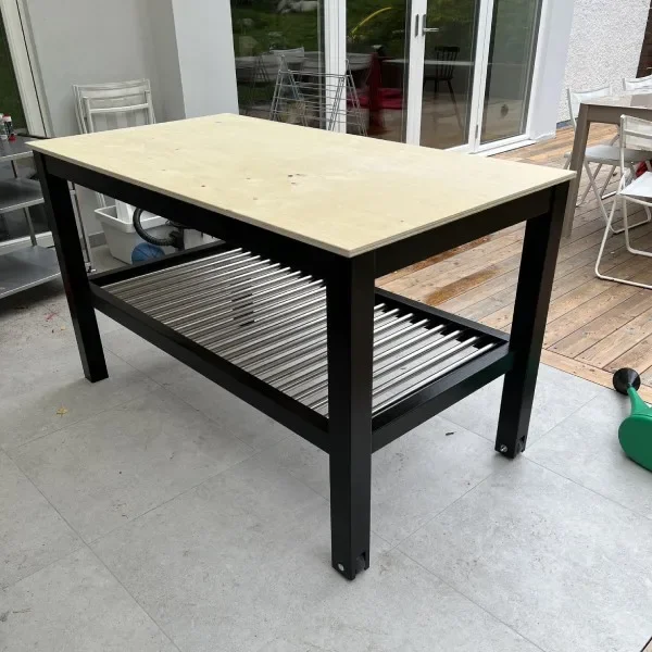 Köksinteriör med träfronter och detaljer